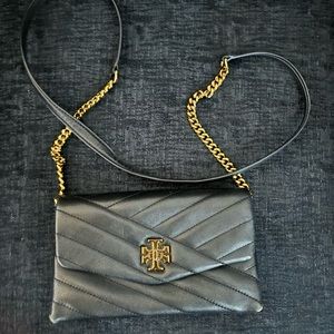 toryburch crossbody in balck leather